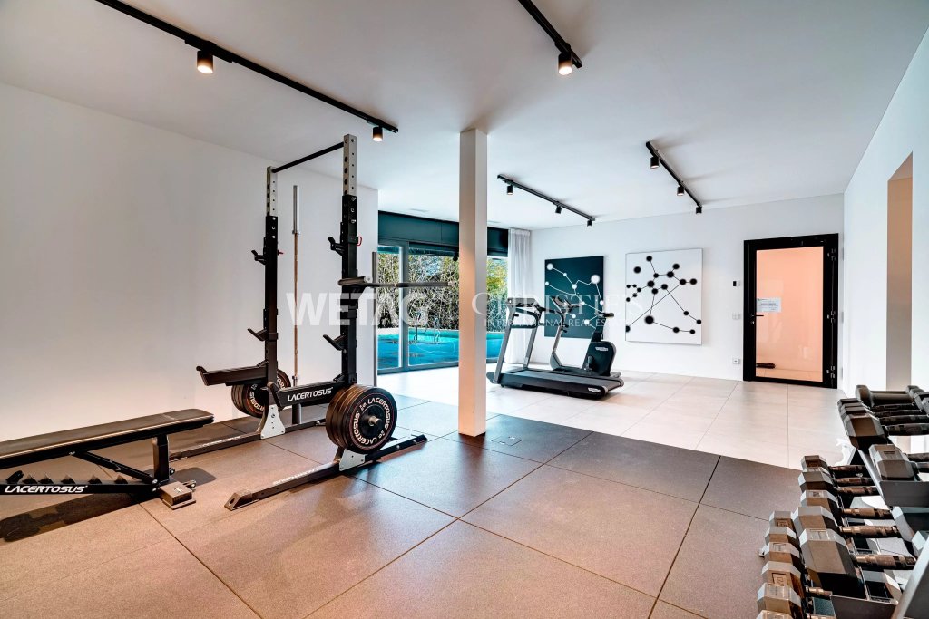 Privater Fitnessraum mit Trainingsgeräten