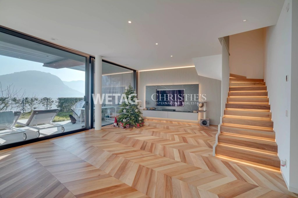 Moderner Wohnraum mit Panorama-Glasfront und Treppe