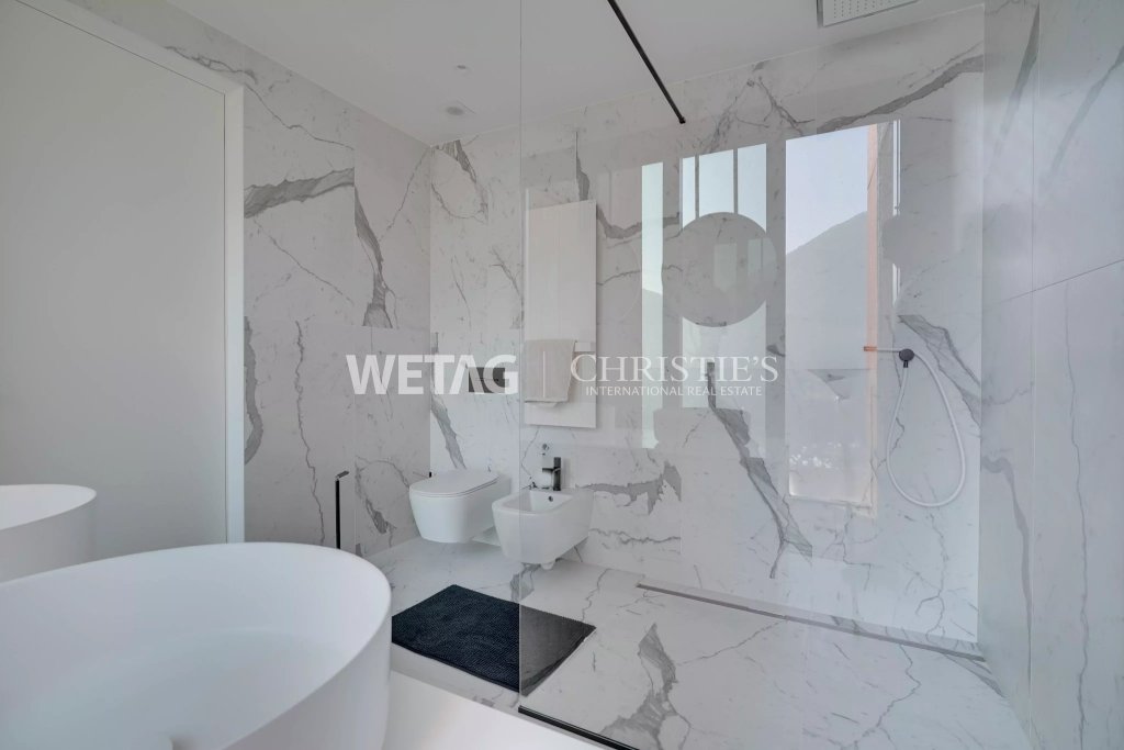 Modernes Badezimmer mit Marmoroptik und freistehender Wanne