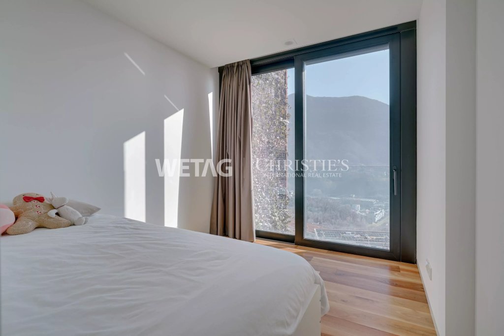 Schlafzimmer mit großem Fenster und Bergblick