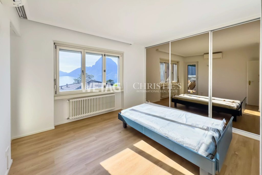 Helles Schlafzimmer mit Berg- und Seeblick