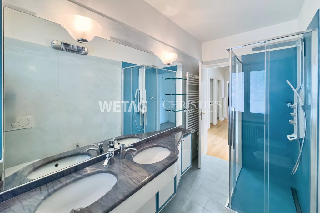 Modernes Badezimmer mit Doppelwaschbecken und Glasdusche