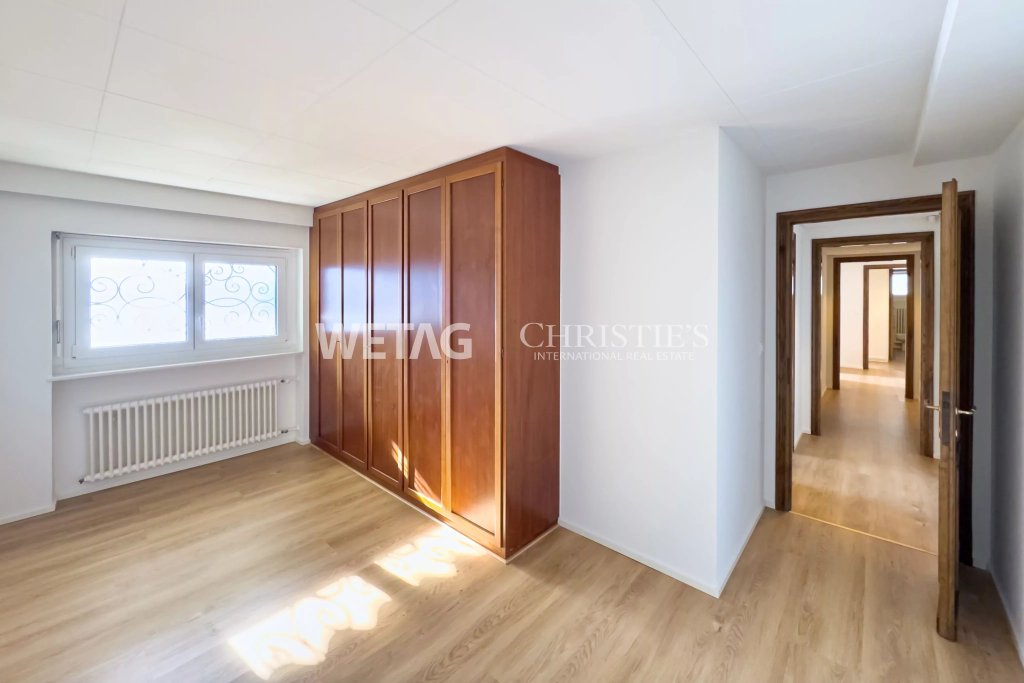 Helles Schlafzimmer mit Einbauschrank