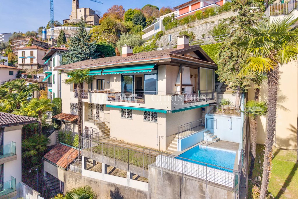 Villa mit Pool und Terrassenhanglage