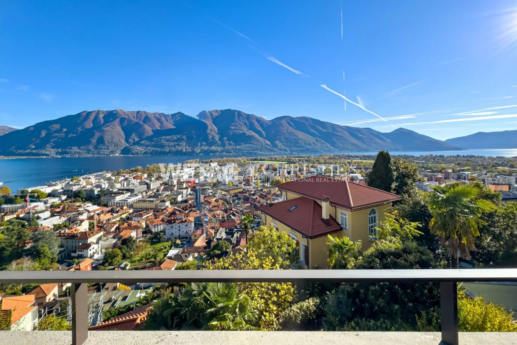 Panoramablick über Stadt und See mit Bergen