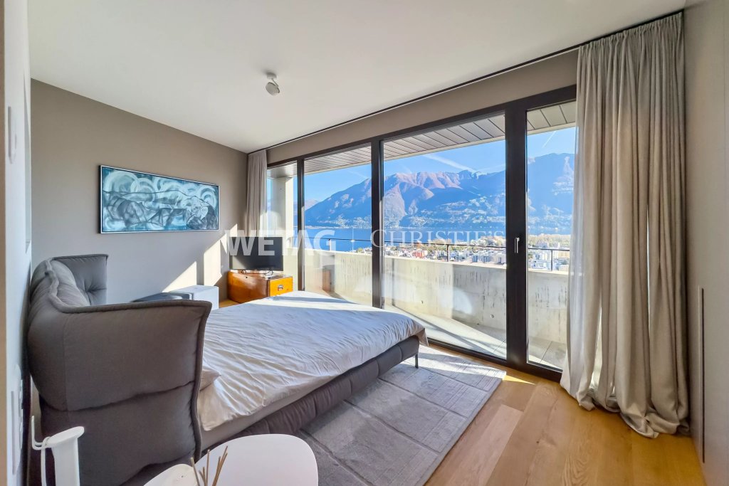 Schlafzimmer mit Balkon und Bergblick