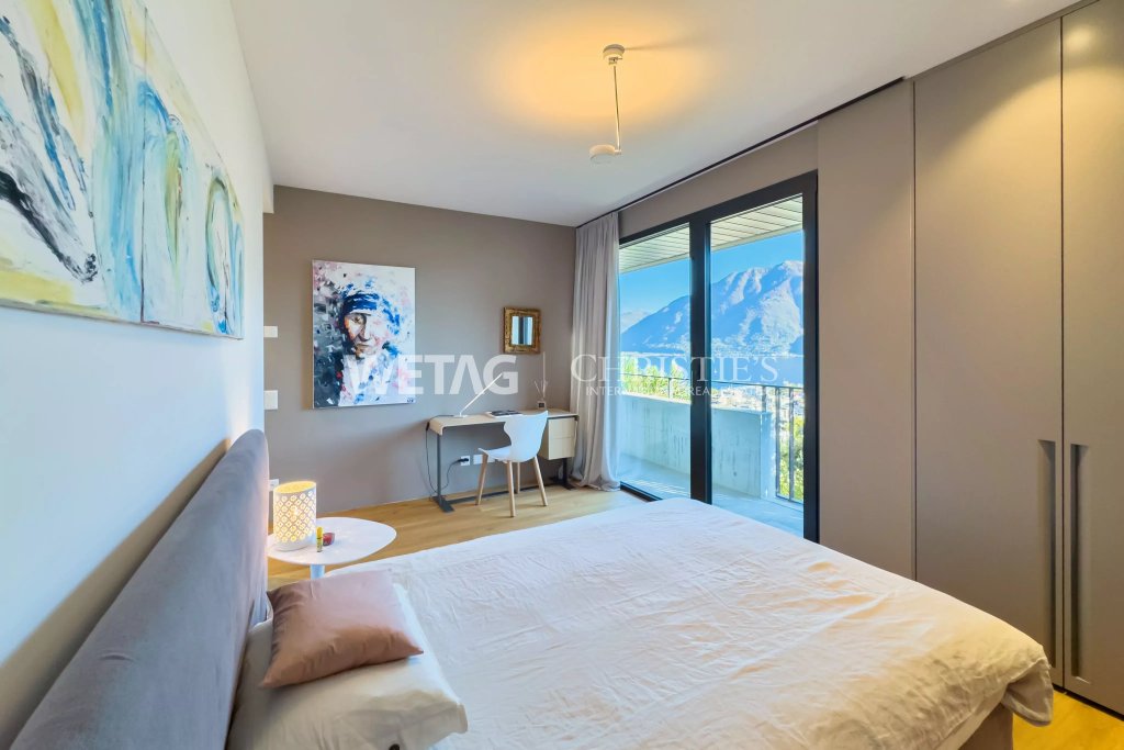 Modernes Schlafzimmer mit Bergblick