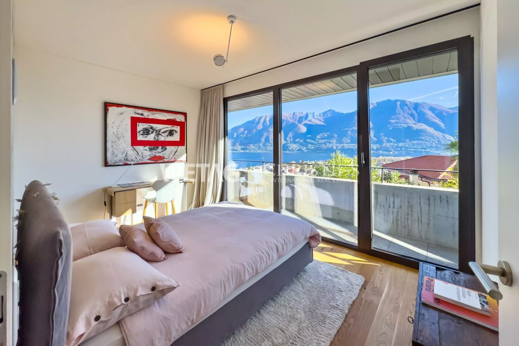 Schlafzimmer mit Meer- und Bergblick