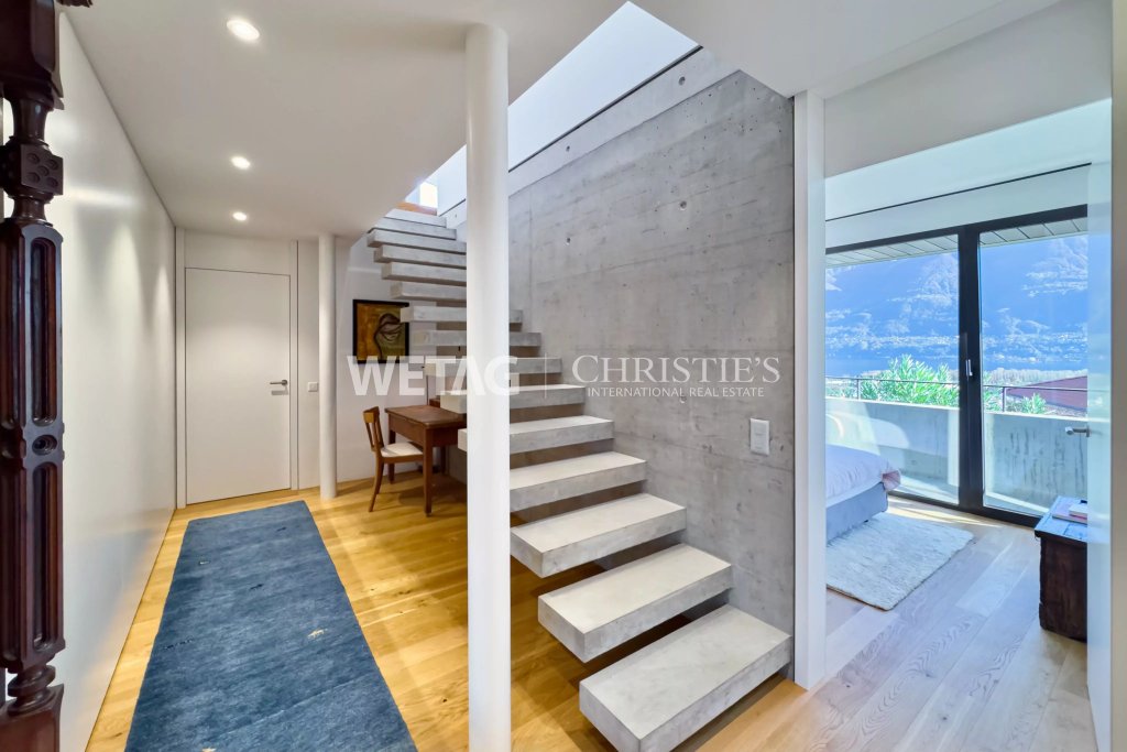 Moderner Flur mit Treppe und Blick ins Schlafzimmer