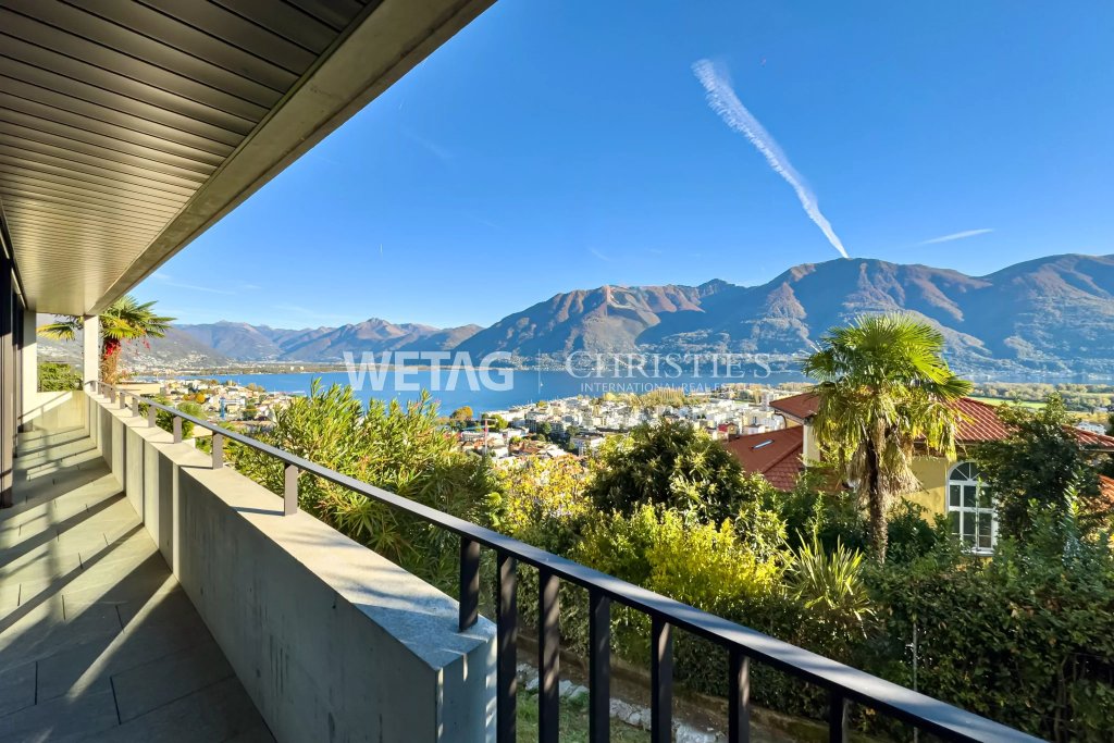 Balkon mit Panoramablick auf See und Berge