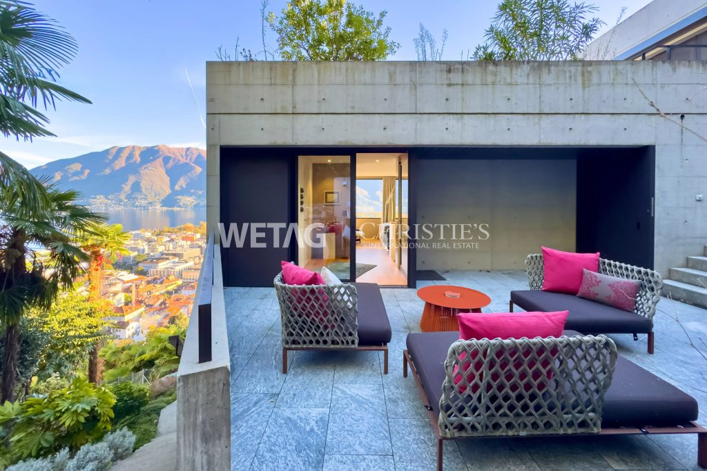 Terrasse mit Seeblick und modernem Lounge-Bereich
