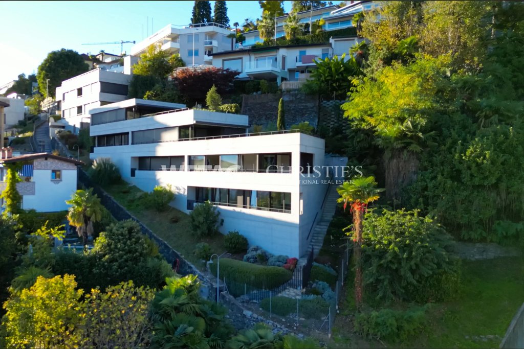 Moderner Hangblick über eine terrassierte Villenanlage