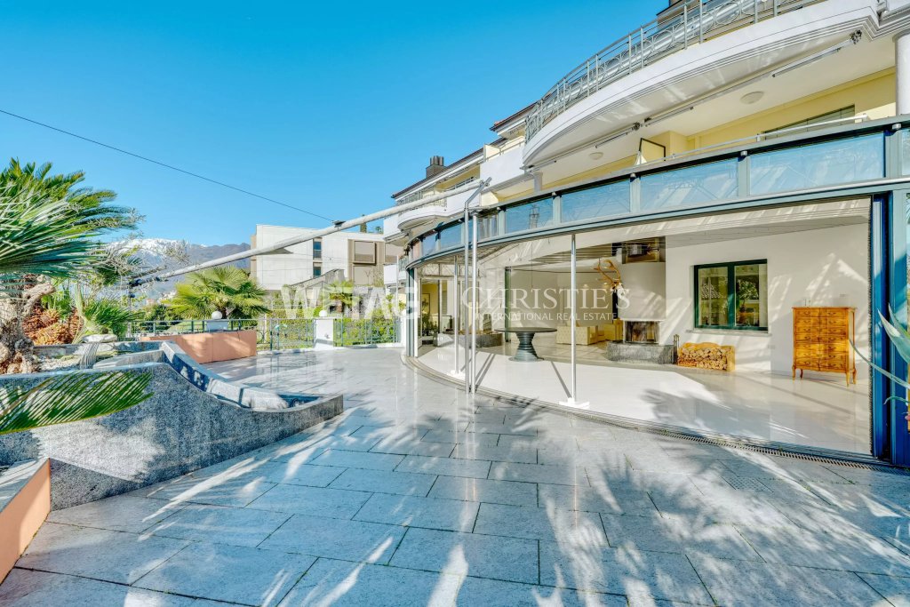Luxuriöse Dachterrasse mit Glasfront und Bergblick