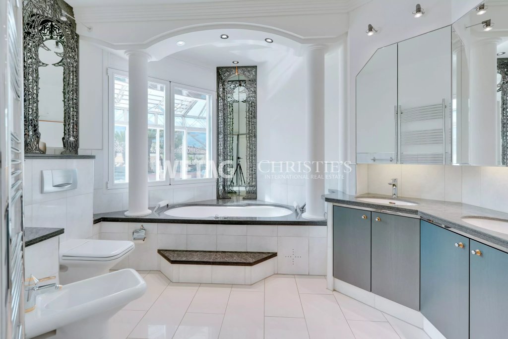 Helles Badezimmer mit Whirlpool und Doppelwaschtisch