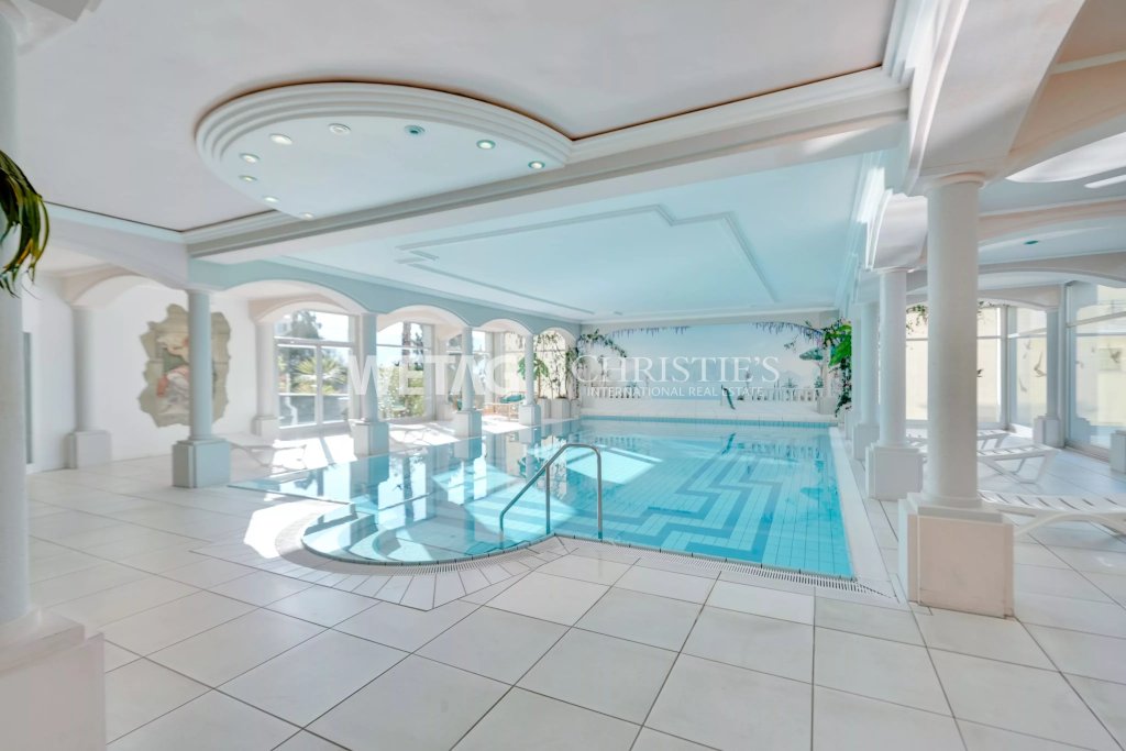 Innenpool mit Spa-Bereich