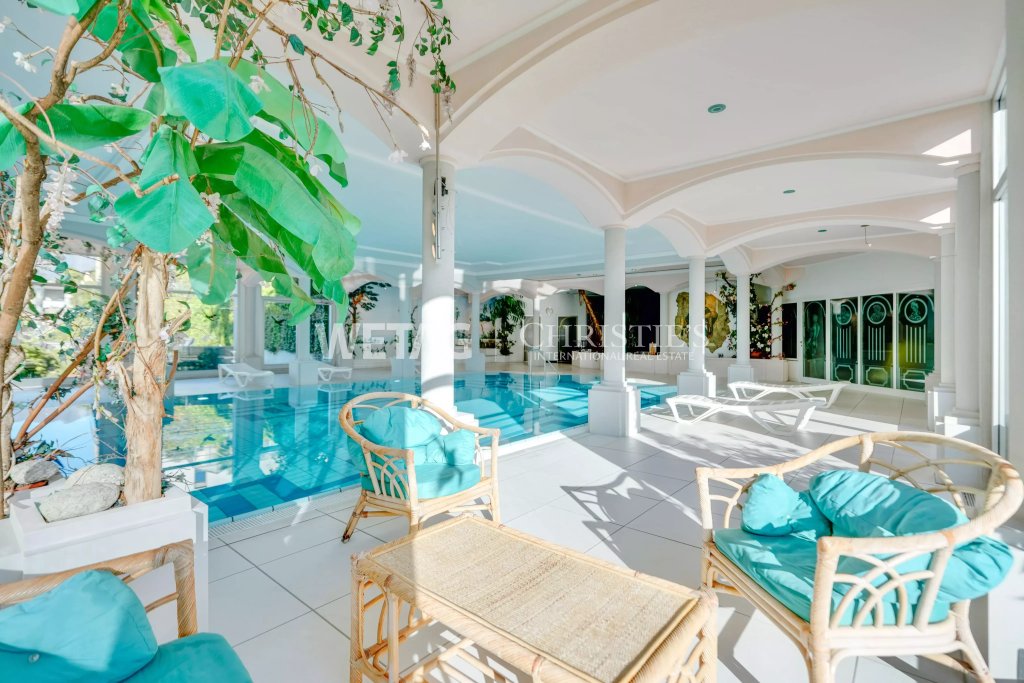 Überdachter Pool- und Loungebereich