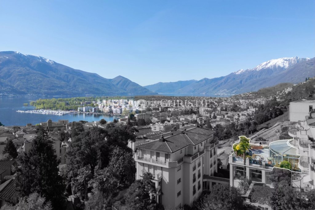 Panoramablick über See und Stadt mit Bergkulisse