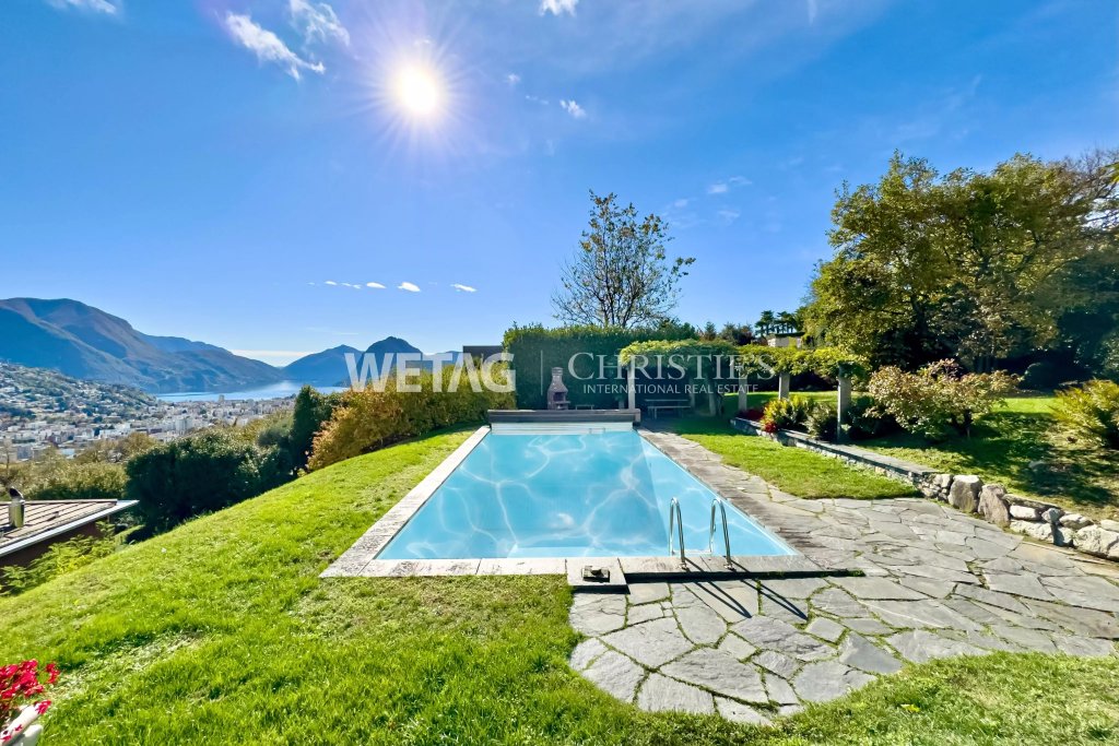 Außenbereich mit Pool und Bergblick