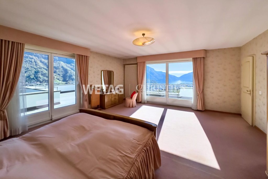 Schlafzimmer mit Bergblick und Balkonzugang