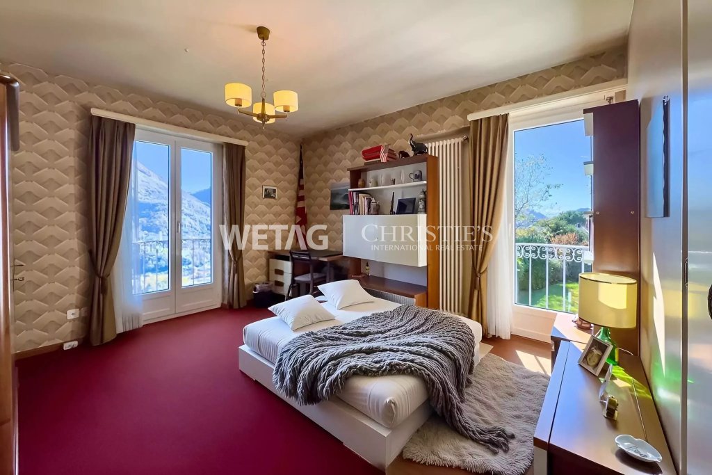 Schlafzimmer mit Balkon und Bergblick