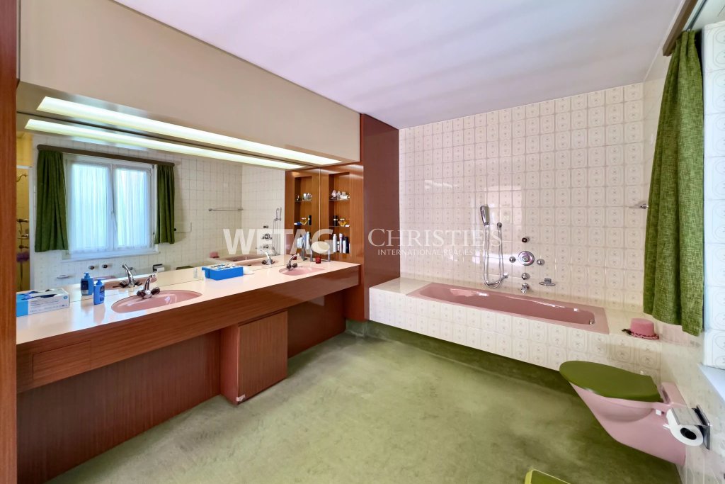 Modernes Badezimmer mit Doppelwaschbecken und eingelassener Wanne
