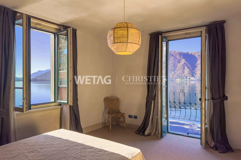 Schlafzimmer mit Seeblick und Balkon