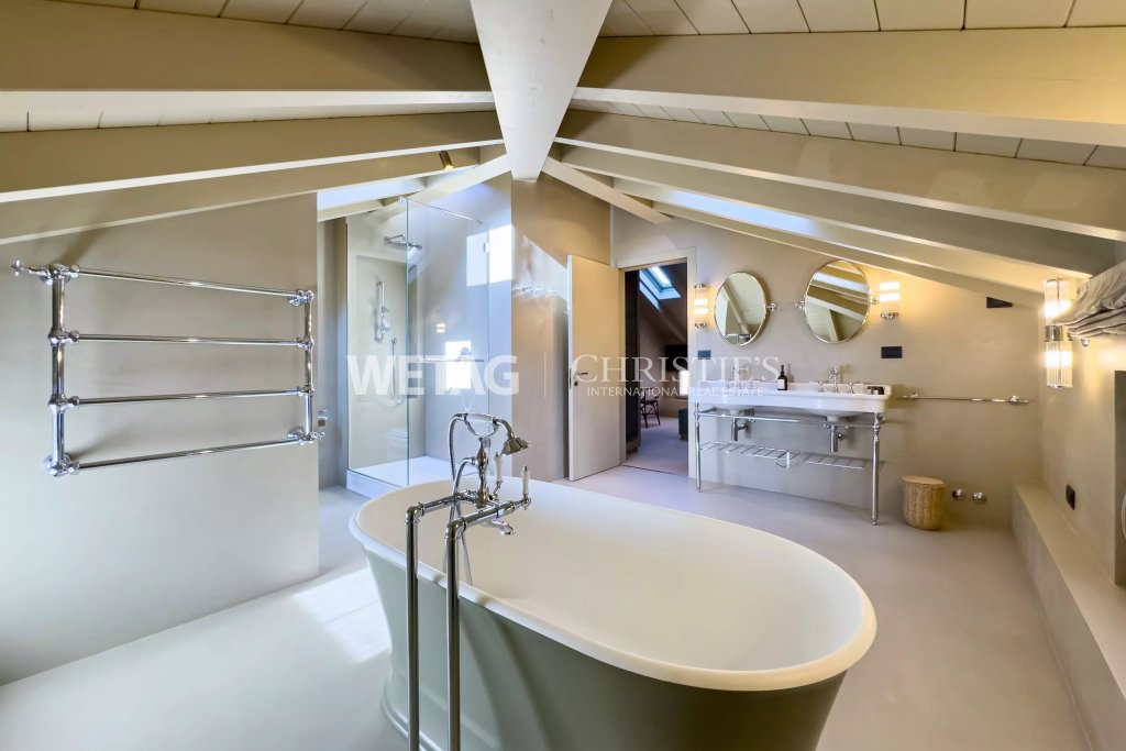 Luxuriöses Bad mit freistehender Wanne und Dachschrägen
