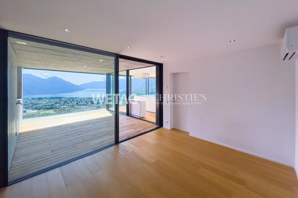 Moderne Wohnraum mit Panorama-Loggia