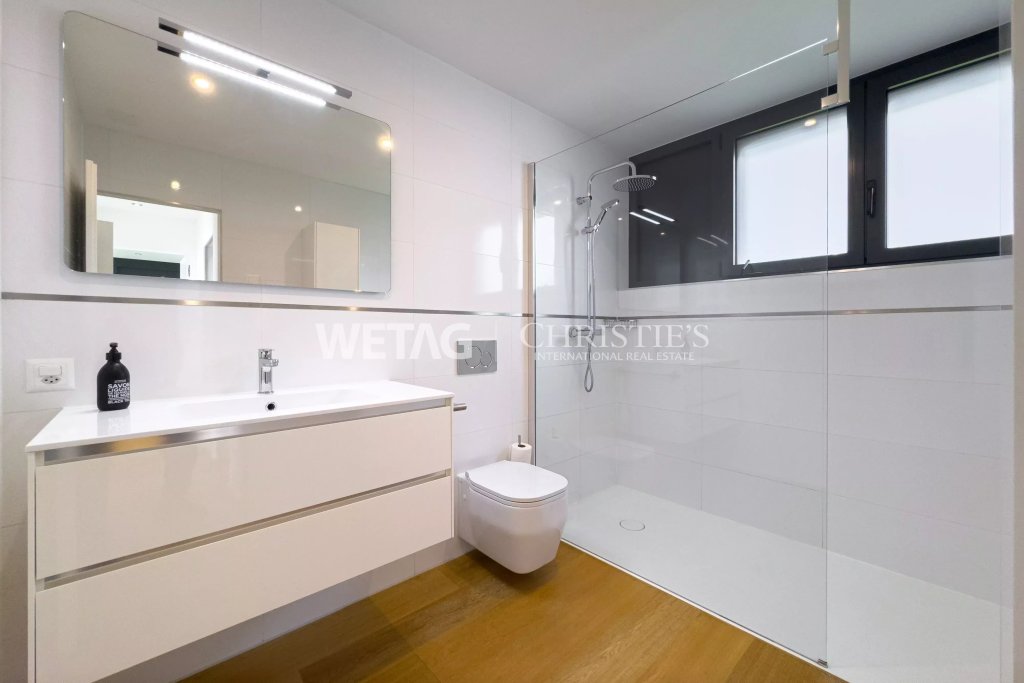 Modernes Badezimmer mit Dusche und Wand-WC