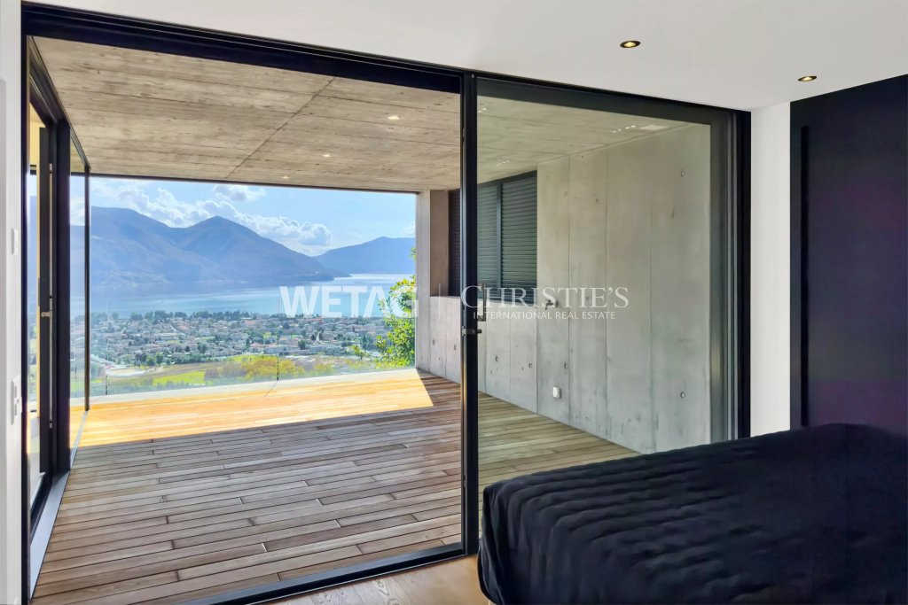 Modernes Schlafzimmer mit Panoramablick und Terrasse