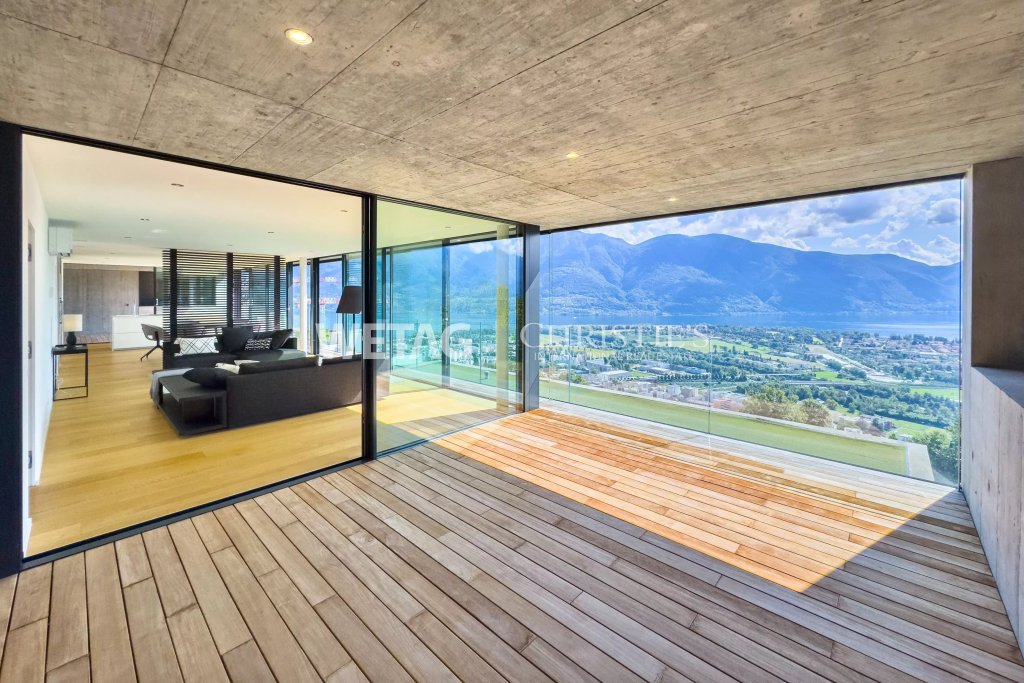 Großzügige Terrasse mit Panoramablick