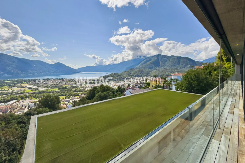 Panoramabalkon mit Seeblick und Berglandschaft