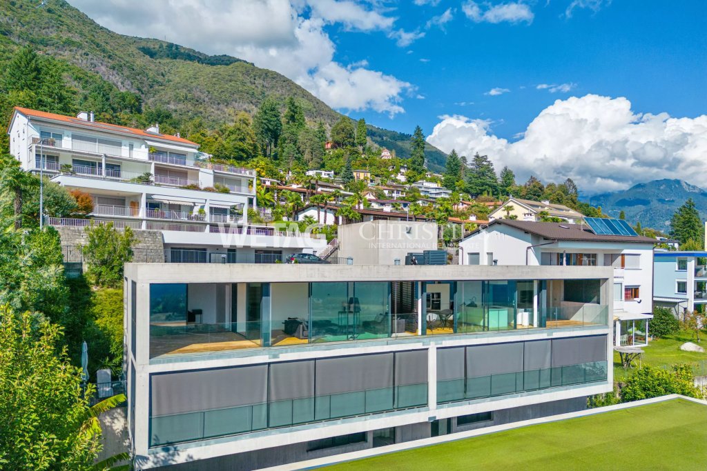 Moderne Villa in Hanglage mit Bergblick