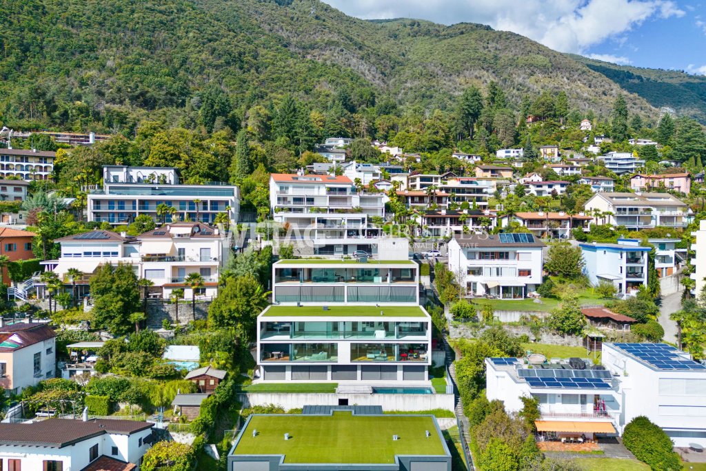 Küstenhang mit modernen Villen