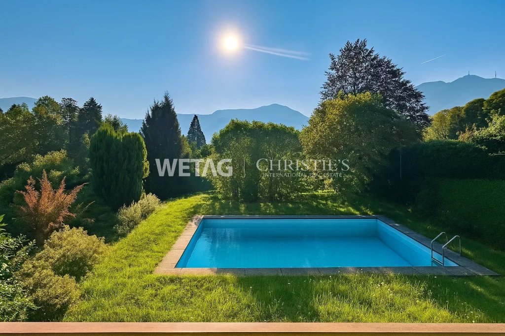 Garten mit Pool und Bergblick
