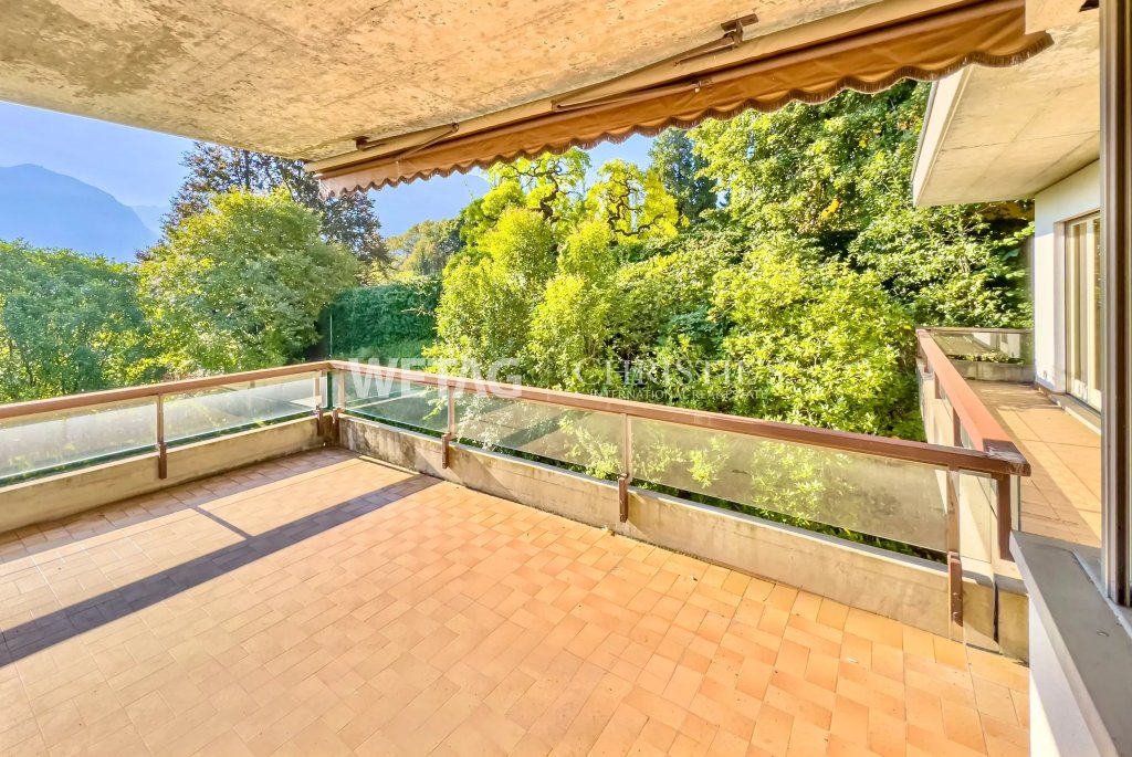 Große überdachte Terrasse mit Blick ins Grüne