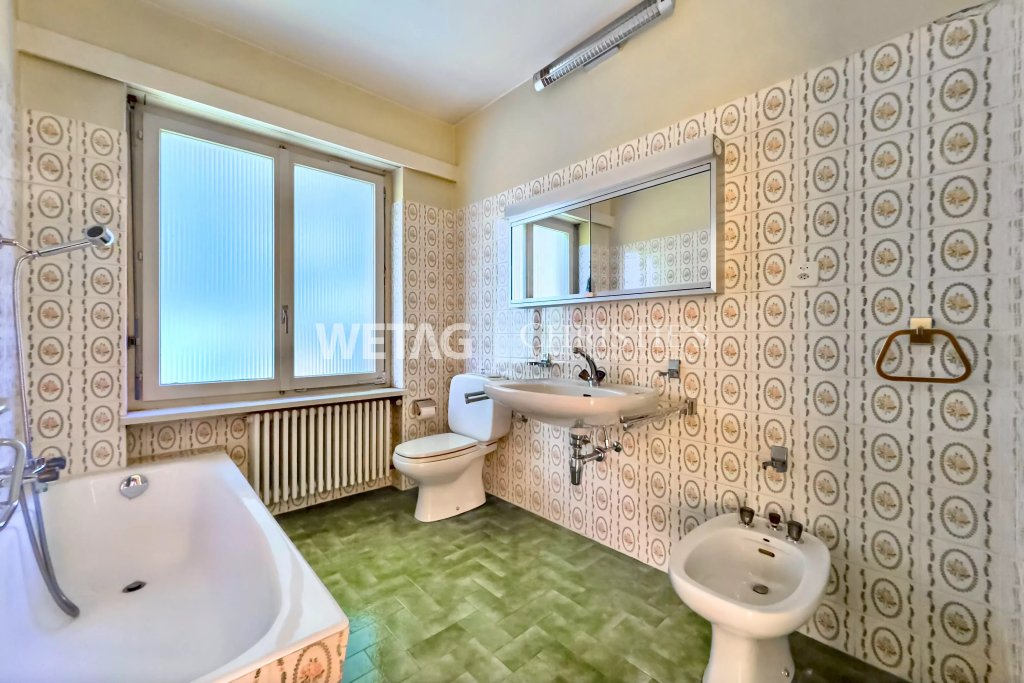 Badezimmer mit Wanne, Waschbecken und WC