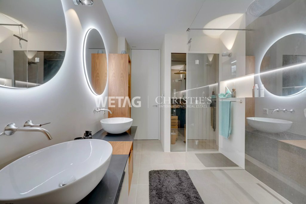 Modernes Badezimmer mit Doppelwaschtisch und Glasdusche