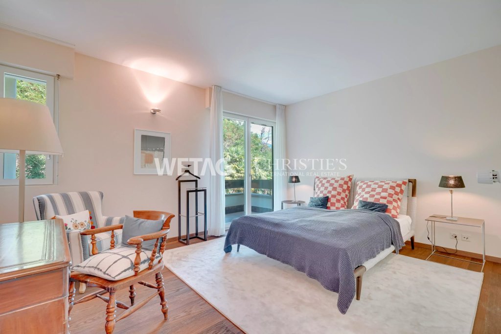 Helles Schlafzimmer mit Balkonzugang