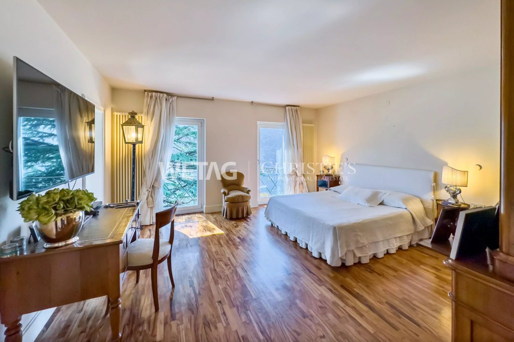 Helles Schlafzimmer mit großem Bett und Naturlicht