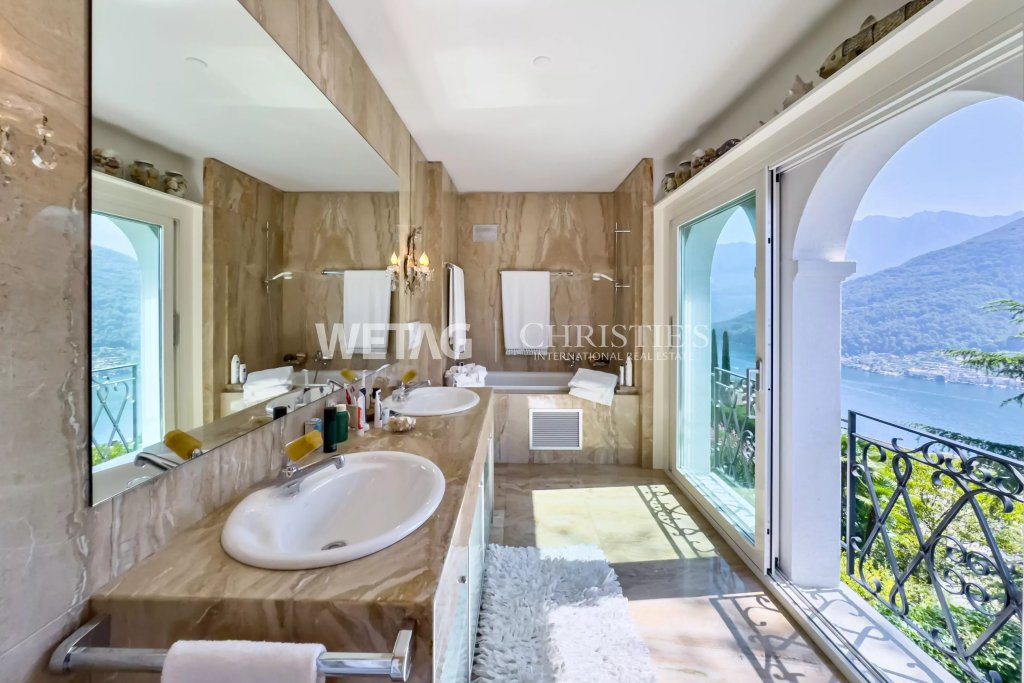 Luxuriöses Badezimmer mit Panoramablick