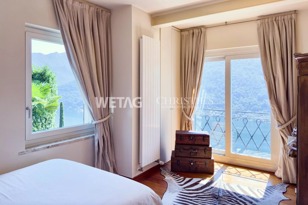 Schlafzimmer mit Seeblick und Balkon