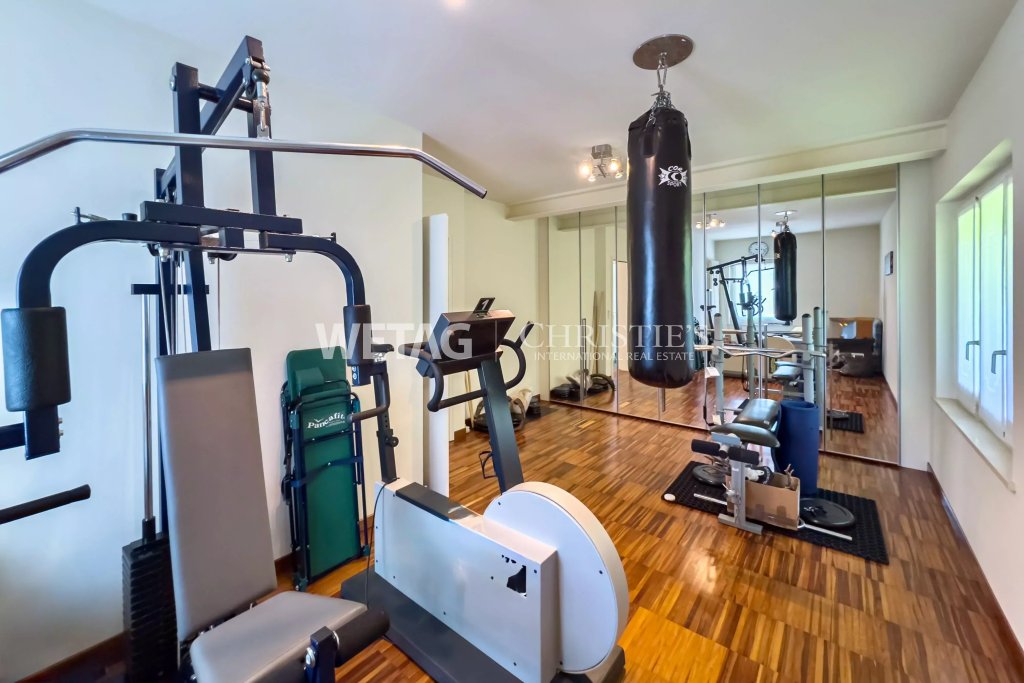 Privater Fitnessraum mit Trainingsgeräten