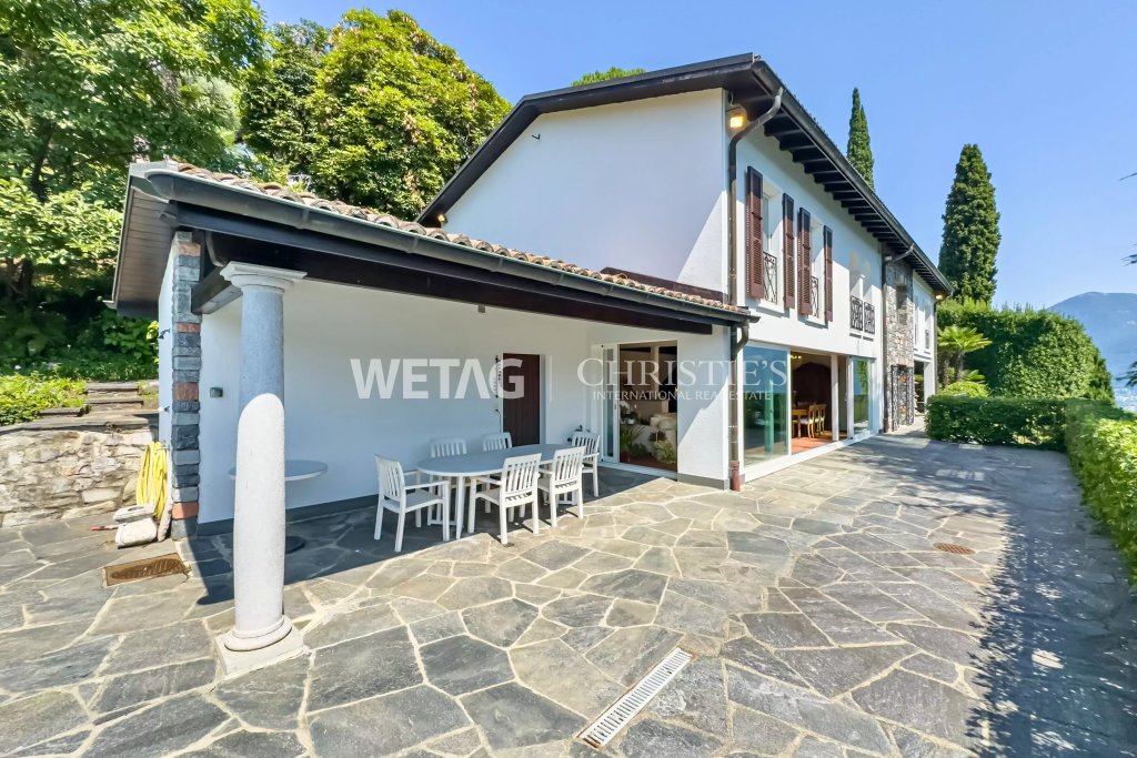 Großzügige mediterrane Hausansicht mit Terrassenbereich