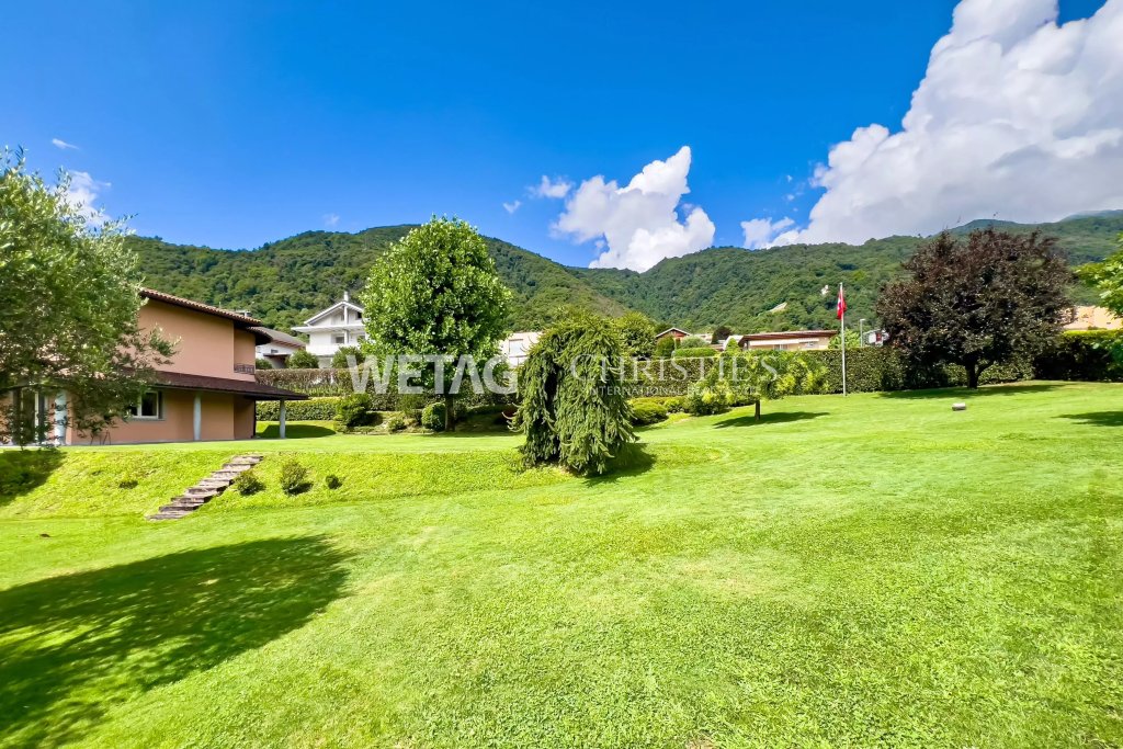 Große Gartenanlage mit Haus und Bergkulisse