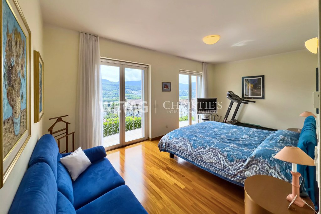 Schlafzimmer mit Bergblick und Trainingsgerät