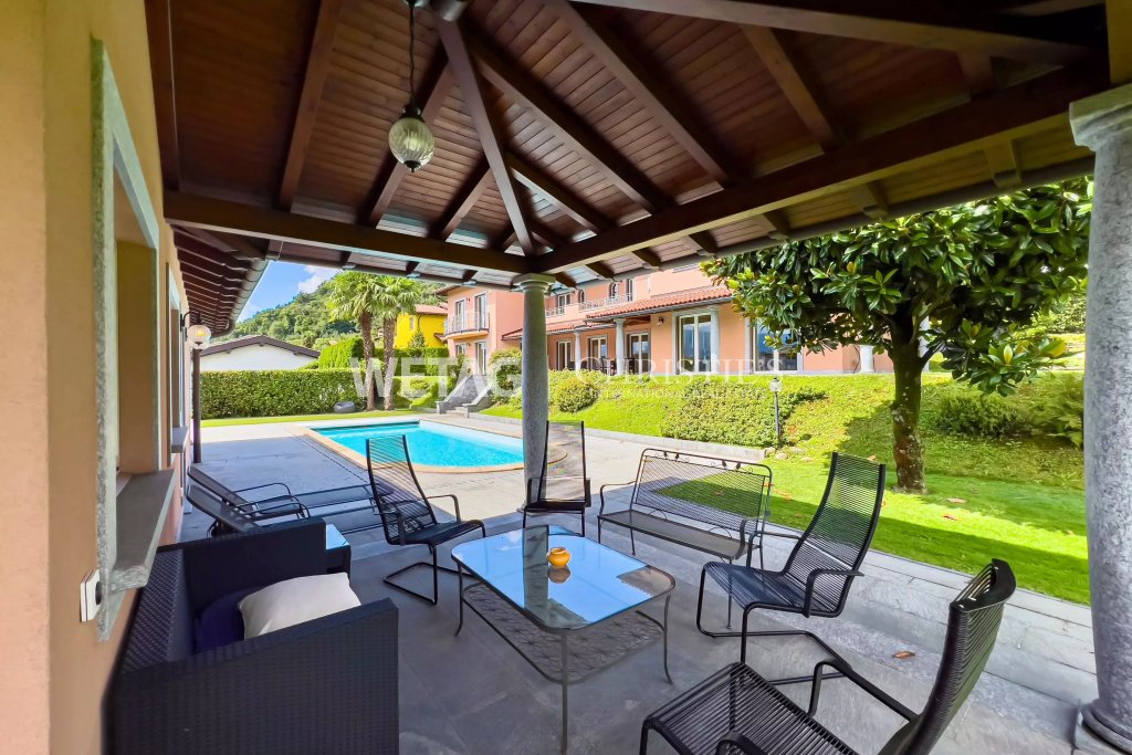 Überdachte Terrasse mit Poolblick