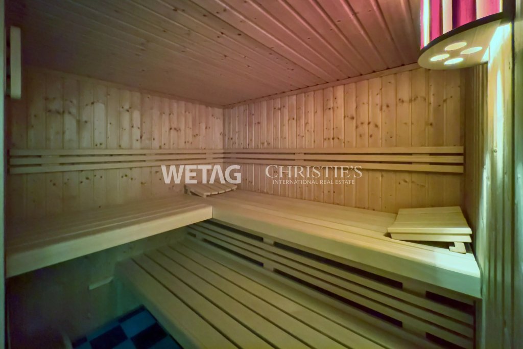 Holzsauna mit Sitzbänken