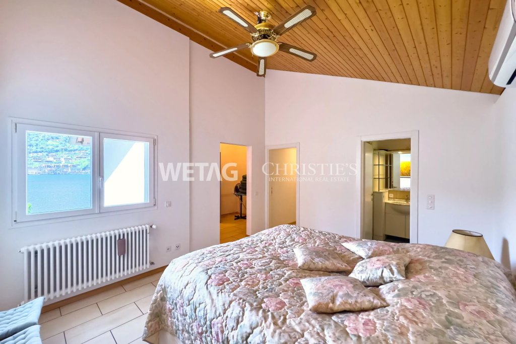 Schlafzimmer mit Seeblick und angrenzendem Bad