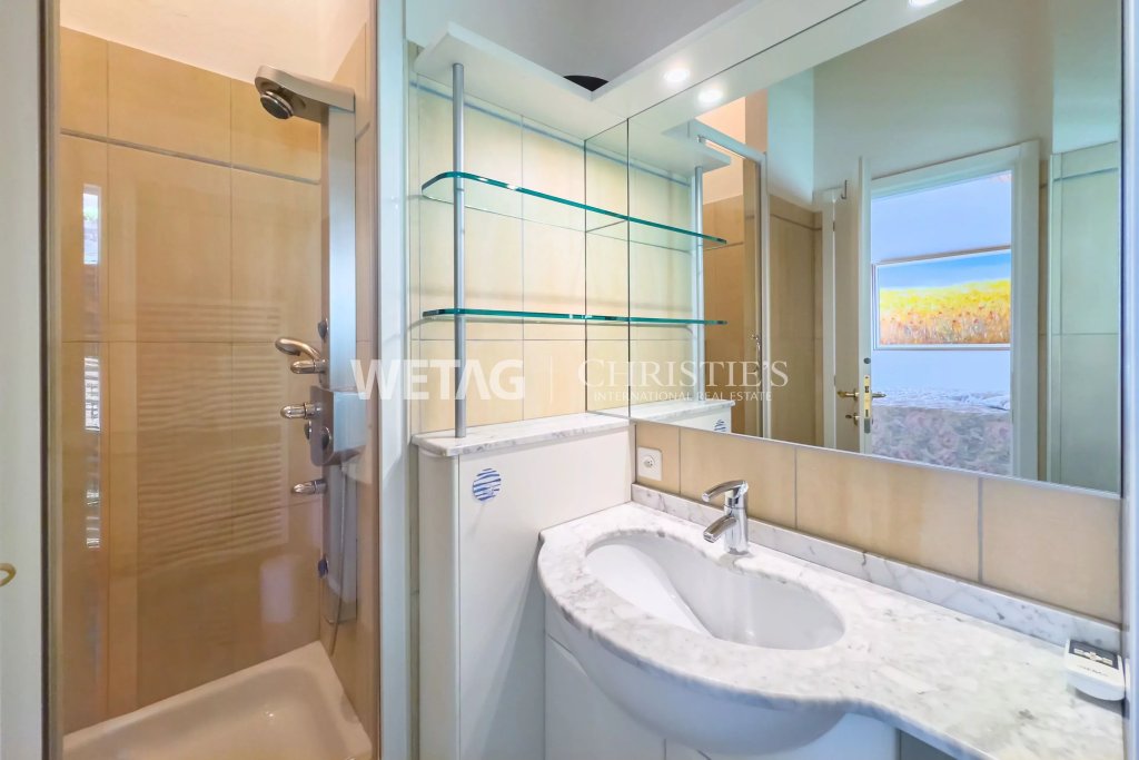 Kleines helles Badezimmer mit Dusche und Waschtisch